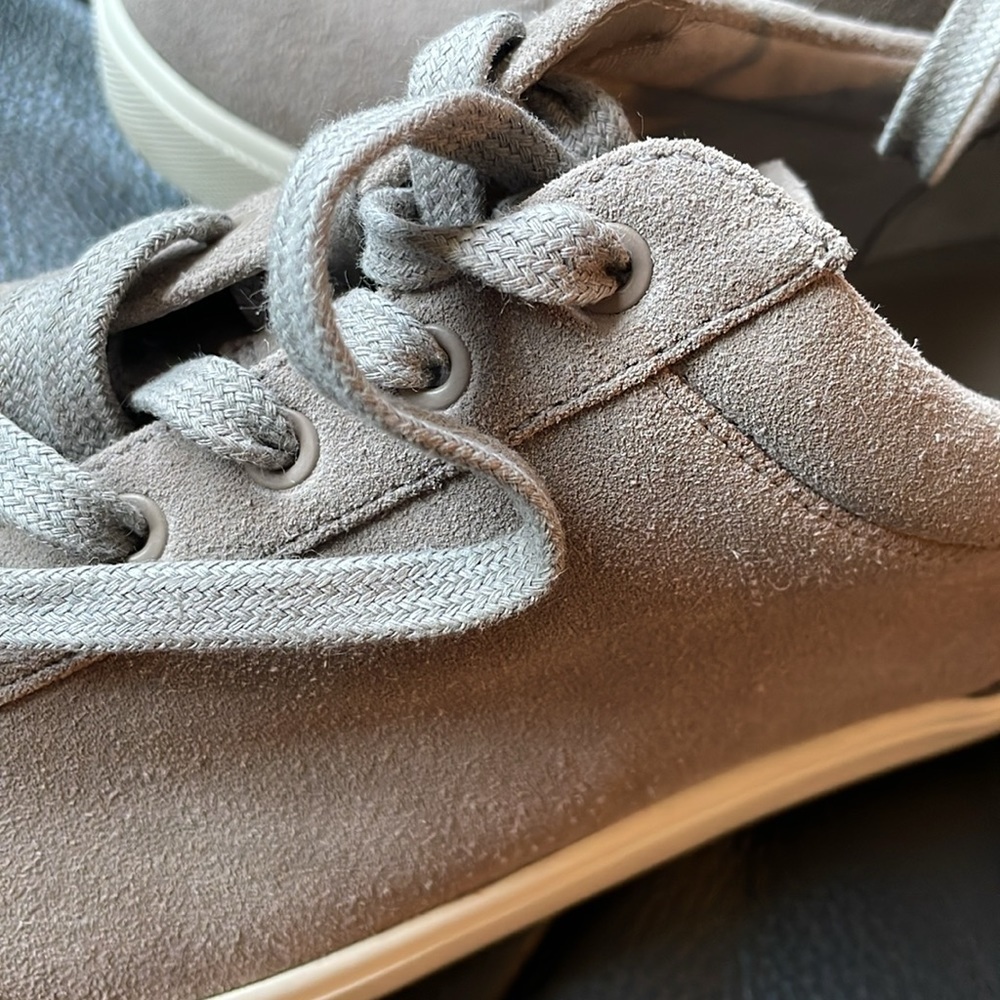 Vince Women’s Belford Sneakers Size 8 Gray Suede Low Top Preppy Travel Vacation